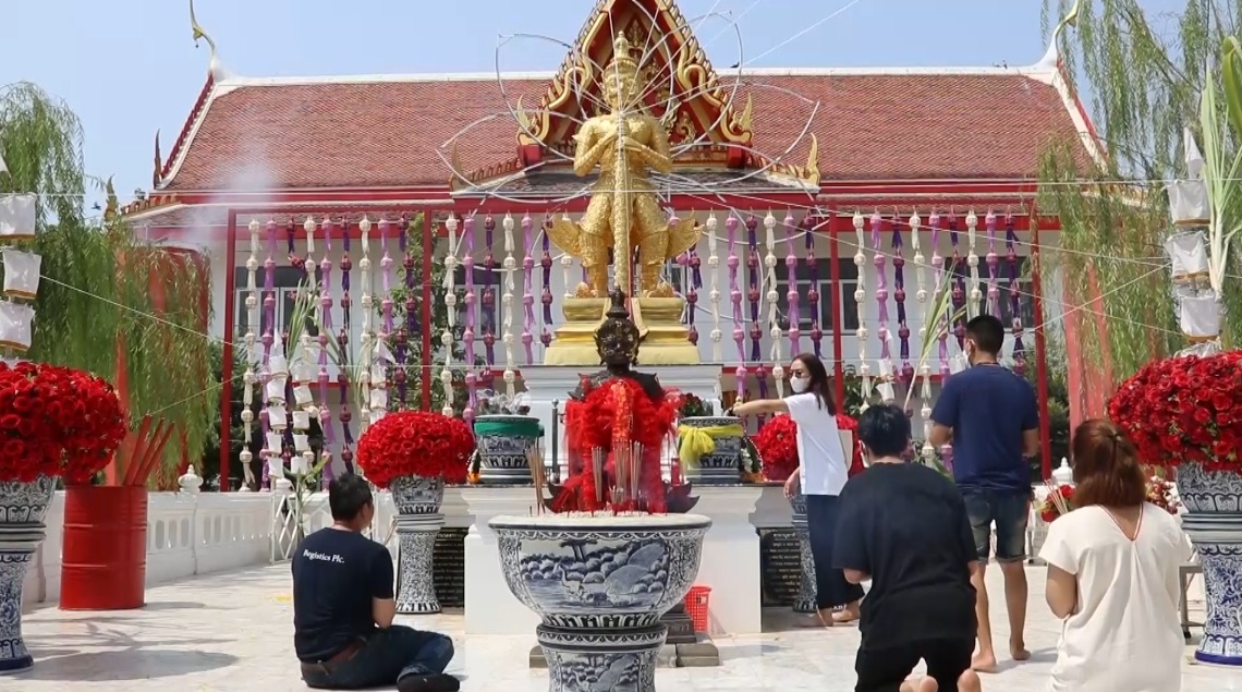 สุพรรณบุรี แห่ส่องเลขหางประทัดพิธีสมโภช ครบรอบ 2 ปี ท้าวเวสสุวรรณ วัดพังม่วง