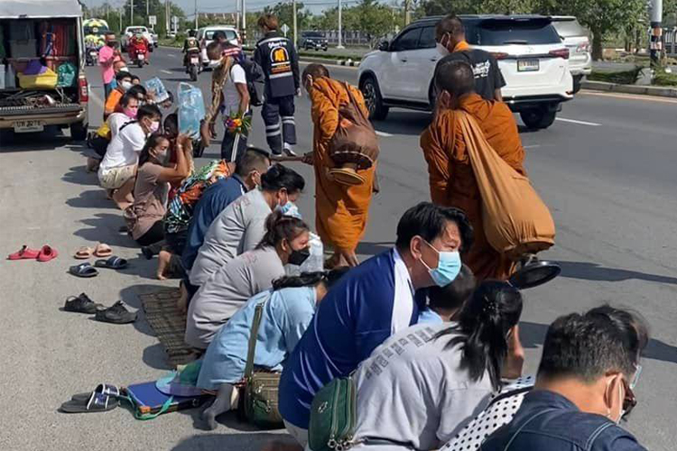“กรณ์”  ปลื้ม ได้ถวายน้ำดื่ม “หลวงตาบุญชื่น” ขณะธุดงค์ผ่านชะอำ เผยรู้สึกตื้นตัน ศรัทธา