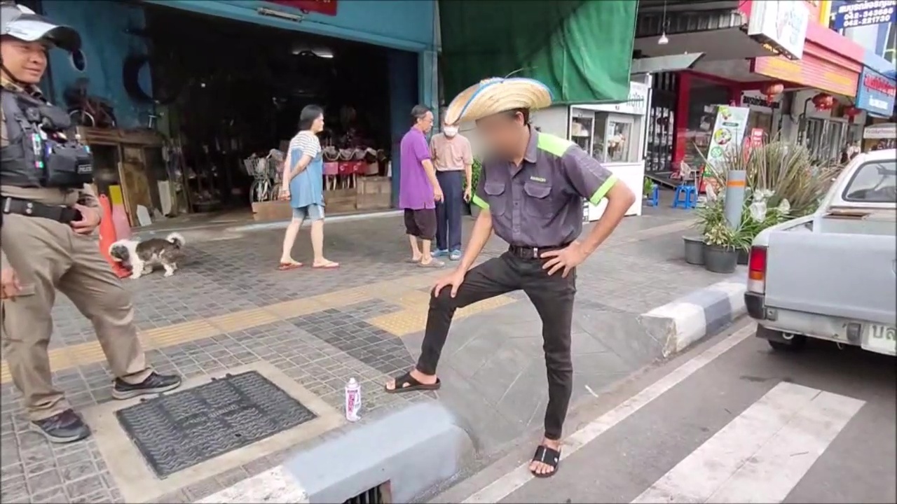 หนุ่มอุดรธานี สงสารยายกลัวขายอาหารไม่ได้ เหตุหน้าร้านติดขาวแดง เอาสีพ่นสีทับ เจอเทศกิจแจ้งข้อหาปรับห้าพัน