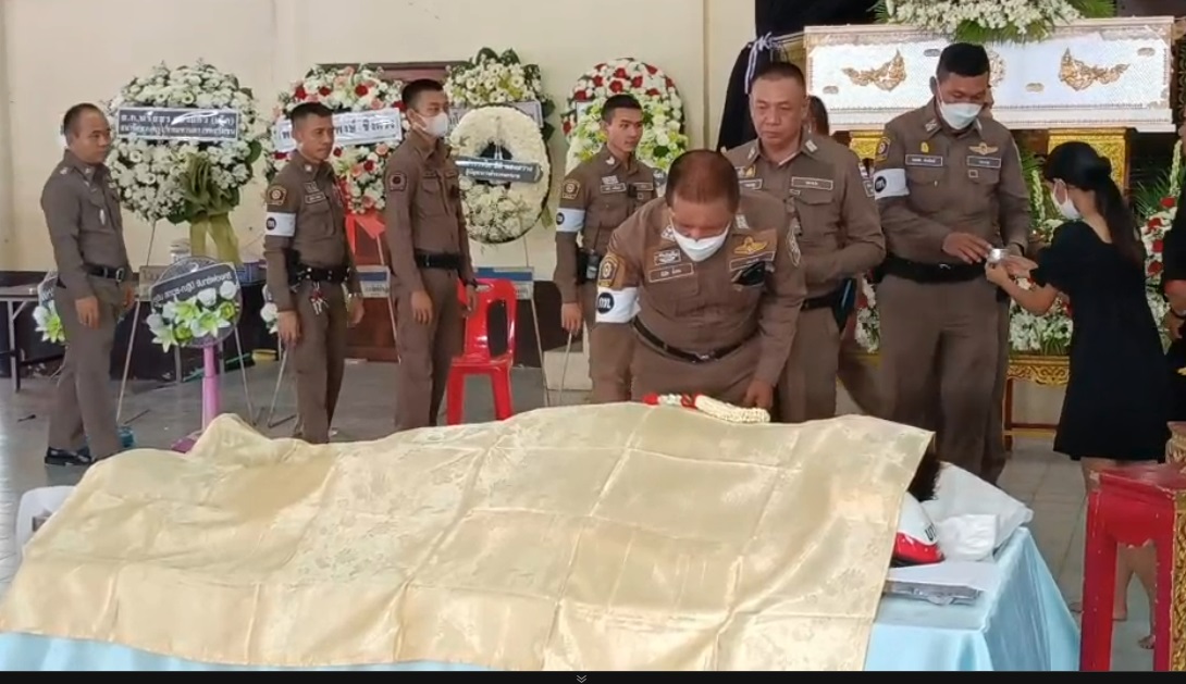 พิธีรดน้ำศพ"ร.ต.ต.อัสดา จำเนียรศรี" ที่วัดพรพระร่วงประสิทธิ์เต็มไปด้วยความเศร้าโศก