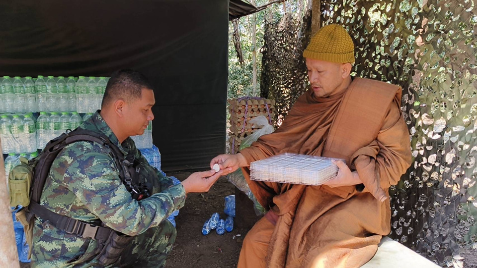 หลวงปู่โชติ มอบตะกรุด-พระปิดตา เสริมขวัญกำลังใจแนวหน้า ศรีสะเกษ ชี้เขมรยิงมั่วไม่สนอนุสรณ์มิตรภาพ