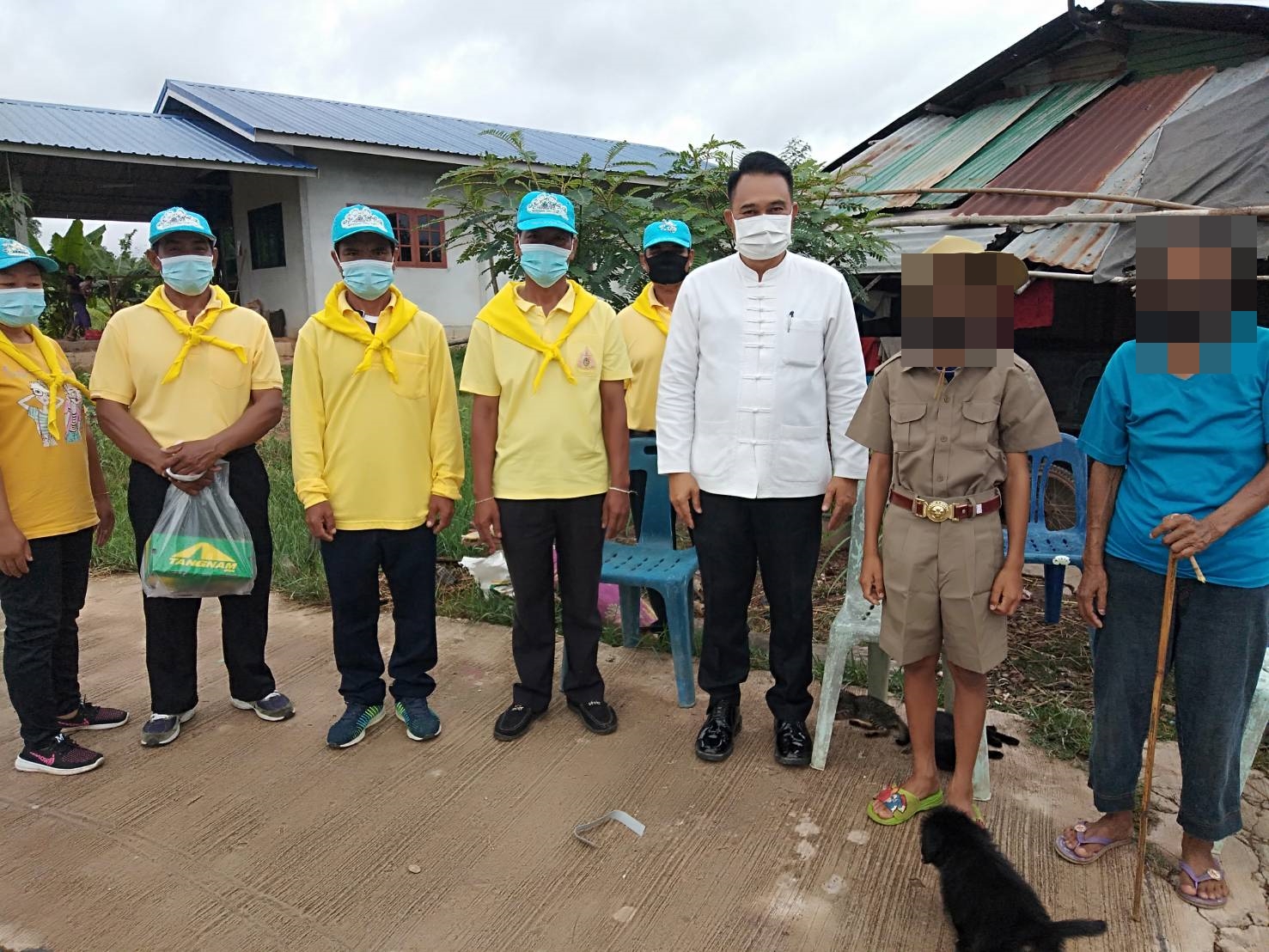 โซเชียลแห่ชื่นชมนายอำเภอเมืองหนองบัวลำภูพบเด็กไม่ไปโรงเรียน​ ไม่มีเงินซื้อชุดลูกเสือ​ รีบควักเงินซื้อให้ทันที