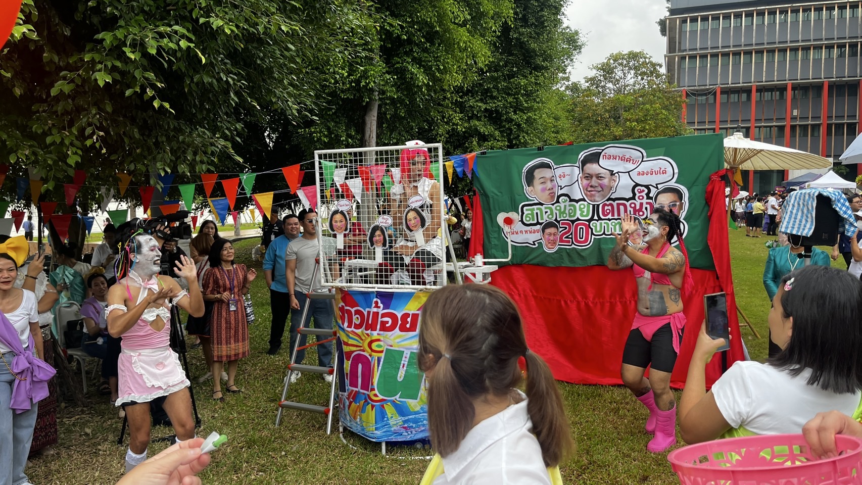 วุฒิสภา จัดงาน "ลอยกระทง" ม่วนคัก! ประกวด "กระทงคุณธรรม" รำกลองยาวเดินพาเหรดสุดจอย 