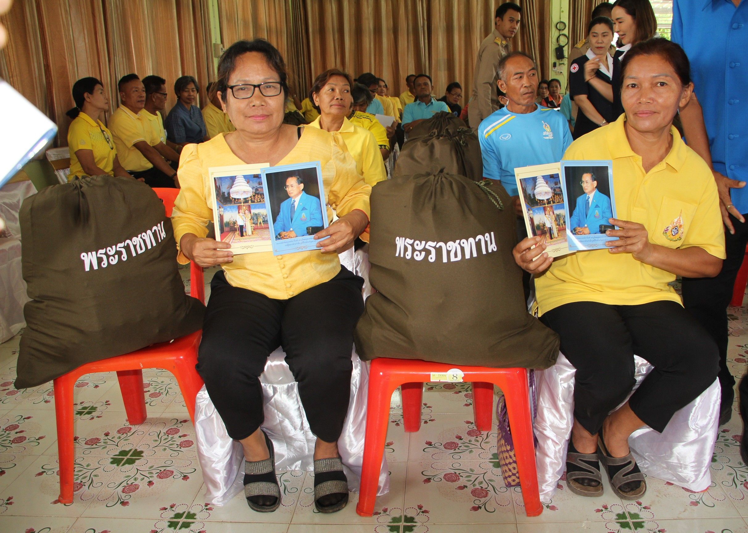 ร้อยเอ็ดมูลนิธิราชประชานุเคราะห์ฯ เชิญสิ่งของพระราชทาน มอบให้ผู้ประสบวาตภัย 14 ชุด ในพื้นที่อำเภอจังหาร 