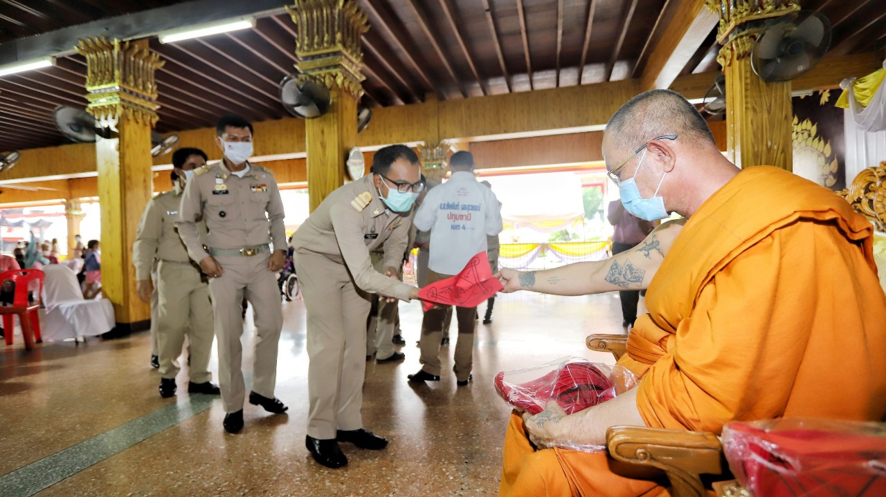 ขรก.​ ชาวบ้านแห่รับหลวงพ่ออ๊อดวัดสายไหม แจกผ้ายันต์กันโควิด19 งานออกหน่วยบริการจังหวัดเคลื่อนที่ 