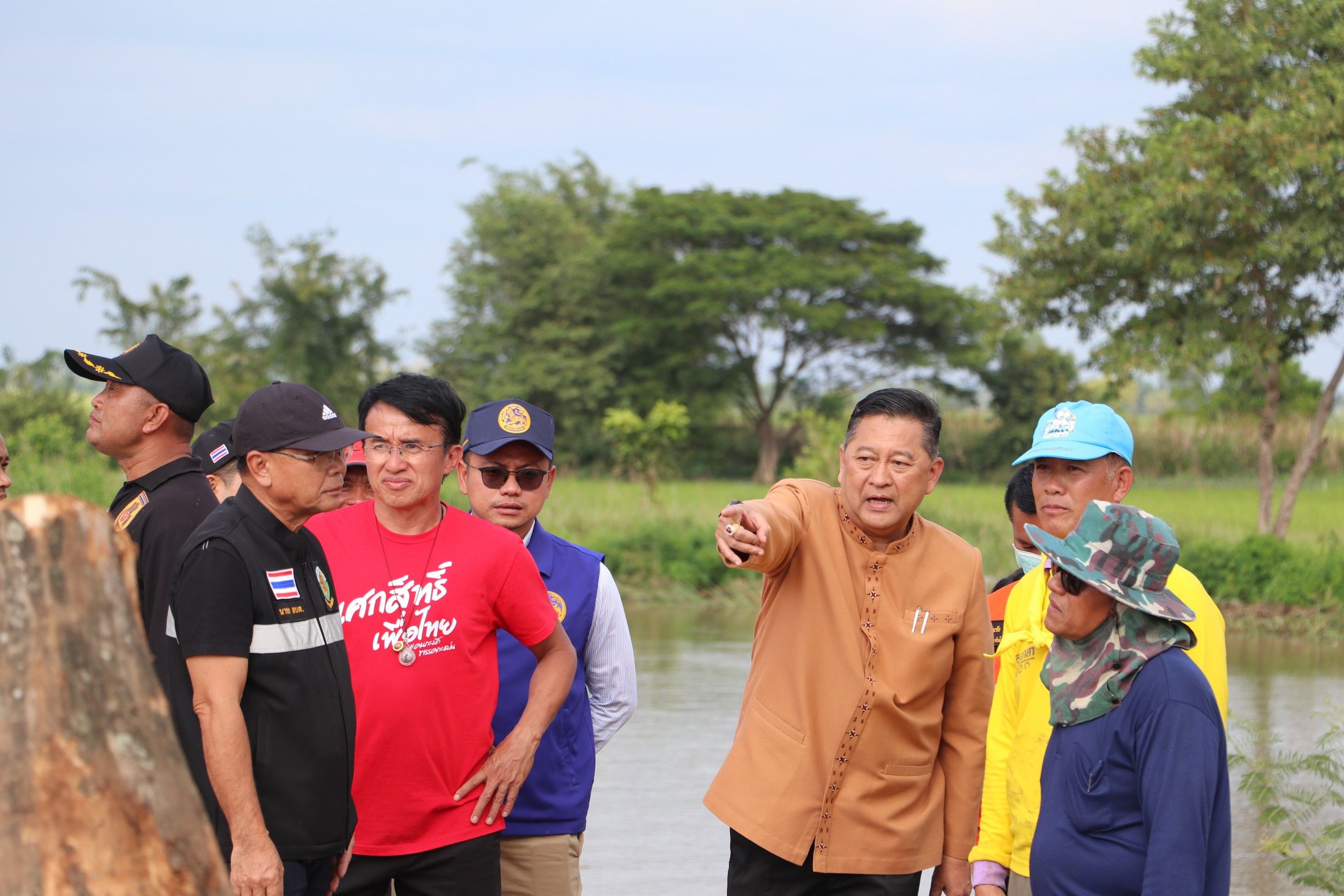 ผู้ว่าฯร้อยเอ็ดลงพื้นที่ตรวจสอบพนังกั้นน้ำชีชำรุดที่ อำเภอเสลภูมิ 