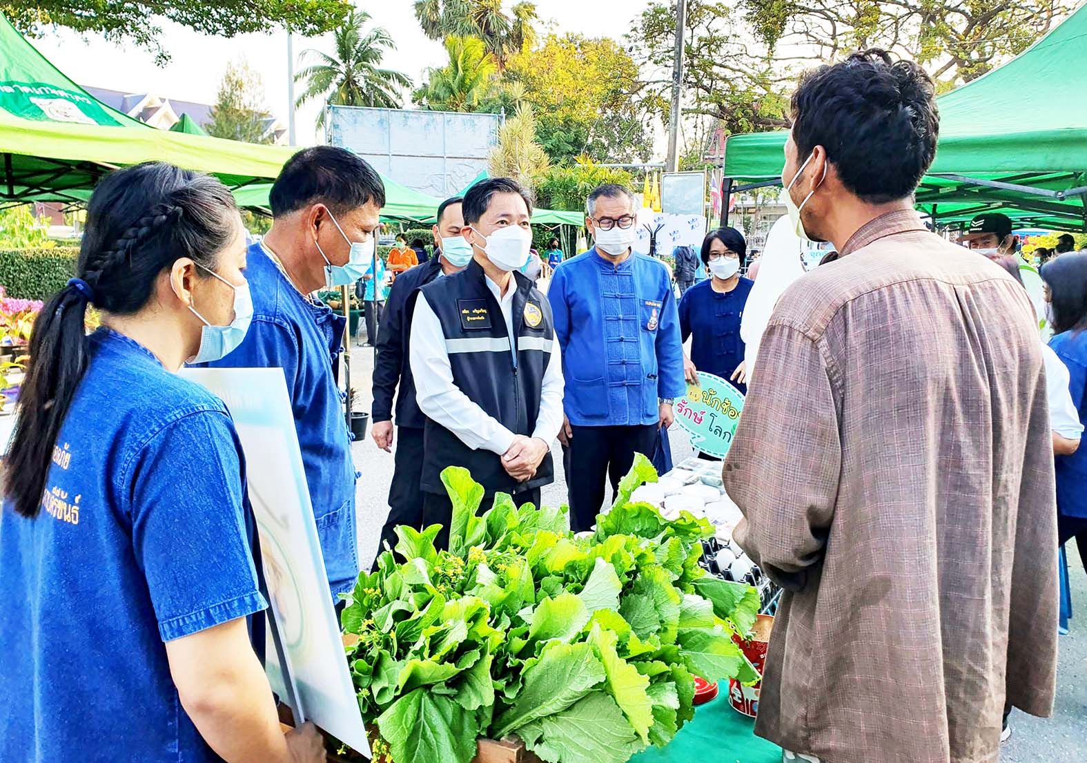 พ่อเมืองประจวบฯเยี่ยมชมตลาดเกษตรกรได้ผลตอบรับดีเกินคาด 
