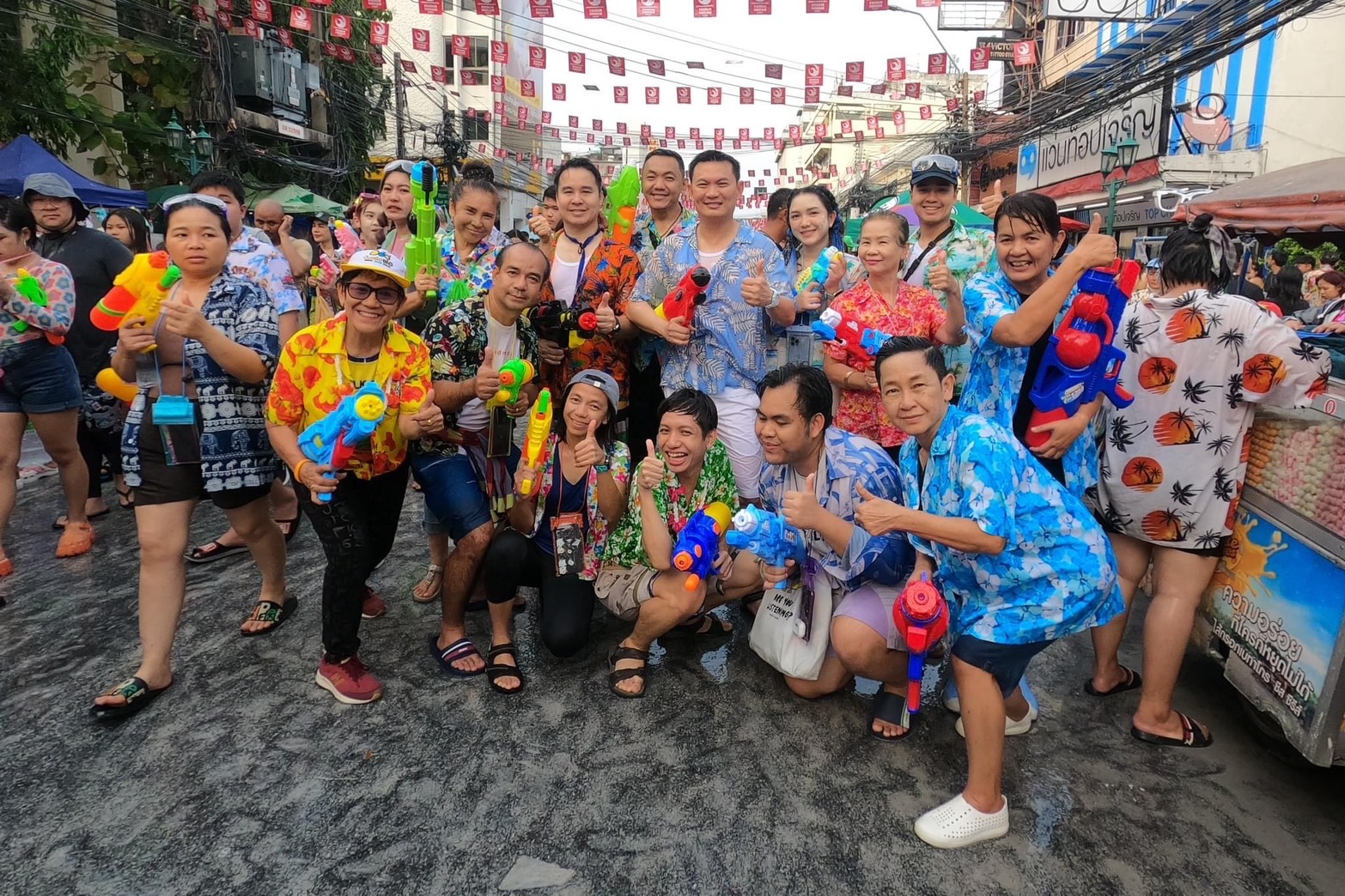 “เอ้ สุชัชวีร์” นำทีมเล่นน้ำสงกรานต์ “ถนนข้าวสาร - คลองโอ่งอ่าง” พร้อมผลักดันฟื้นคลองโอ่งอ่าง เพื่อสร้างรายได้ดึงดูดนักท่องเที่ยว