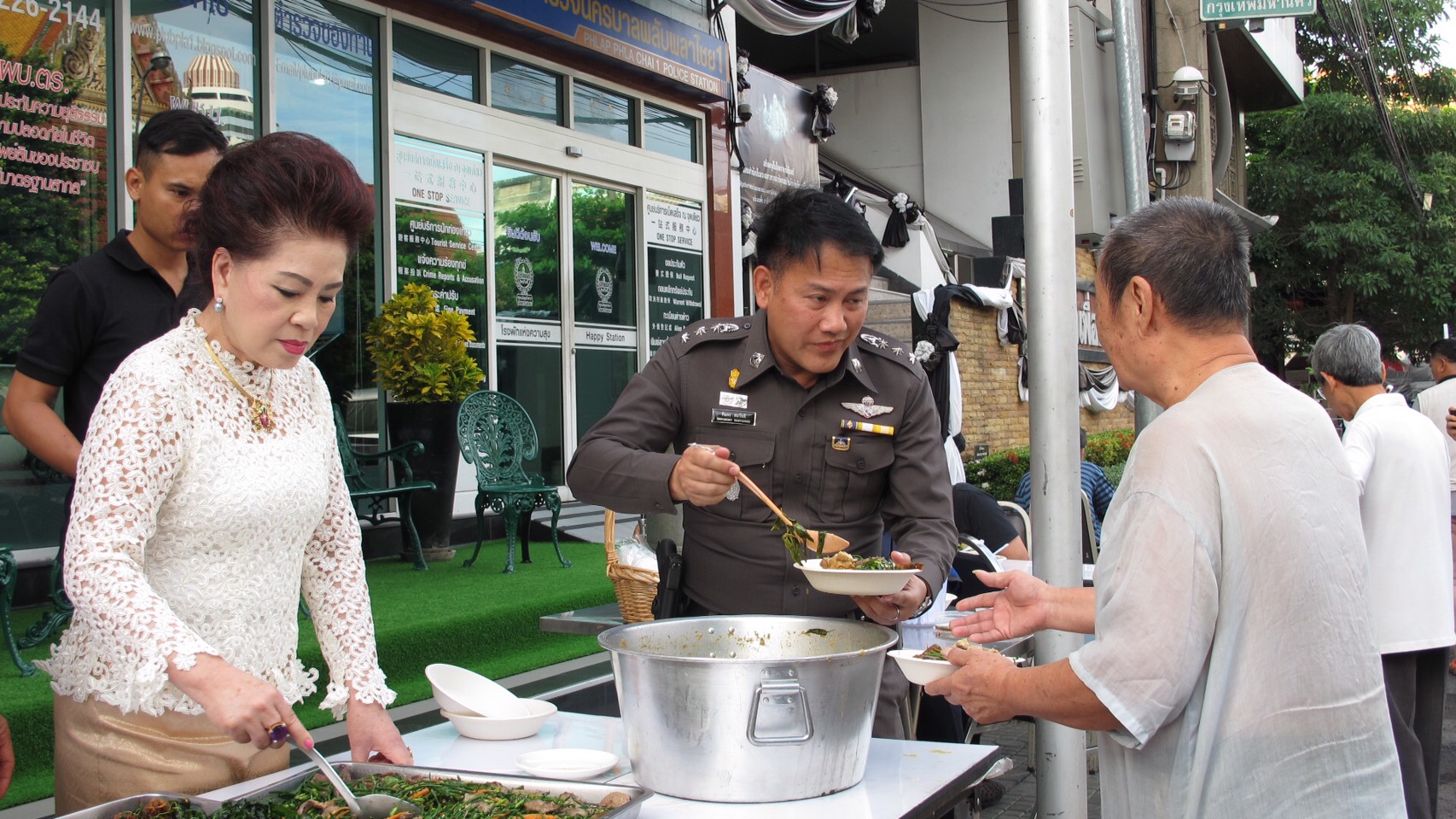 สน.พลับพลาไชย เขต 1 บริการแจกข้าวราดแกงพลับพลา ฟรี