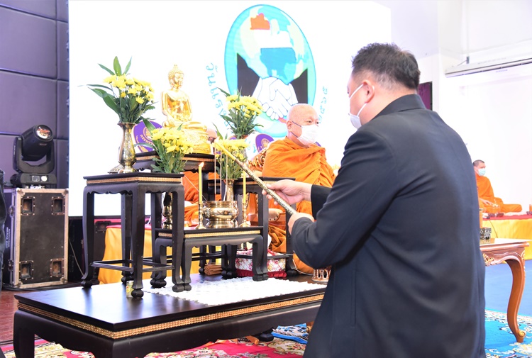 รมว.แรงงาน ทำบุญถวายภัตตาหารเช้าแด่พระสงฆ์ จำนวน 9 รูป เนื่องในวันแรงงานแห่งชาติประจำปี 2565