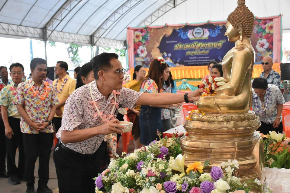 กาญจนบุรีเปิดสงกรานต์ยิ่งใหญ่! ผู้ว่าฯ นำทำบุญ-รดน้ำดำหัว สืบสานวัฒนธรรมไทย รับวันผู้สูงอายุแห่งชาติ