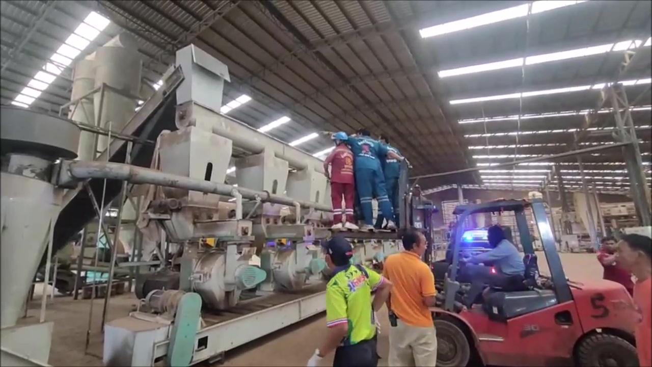 ช่างเครื่องจักรโรงงานอัดเม็ดขี้เลื่อยพลาดท่าถูกบดเละจนเสียชีวิตที่อุดรธานี ภรรยาร่ำไห้เสียเสาหลักครอบครัวเร็วเกินไป