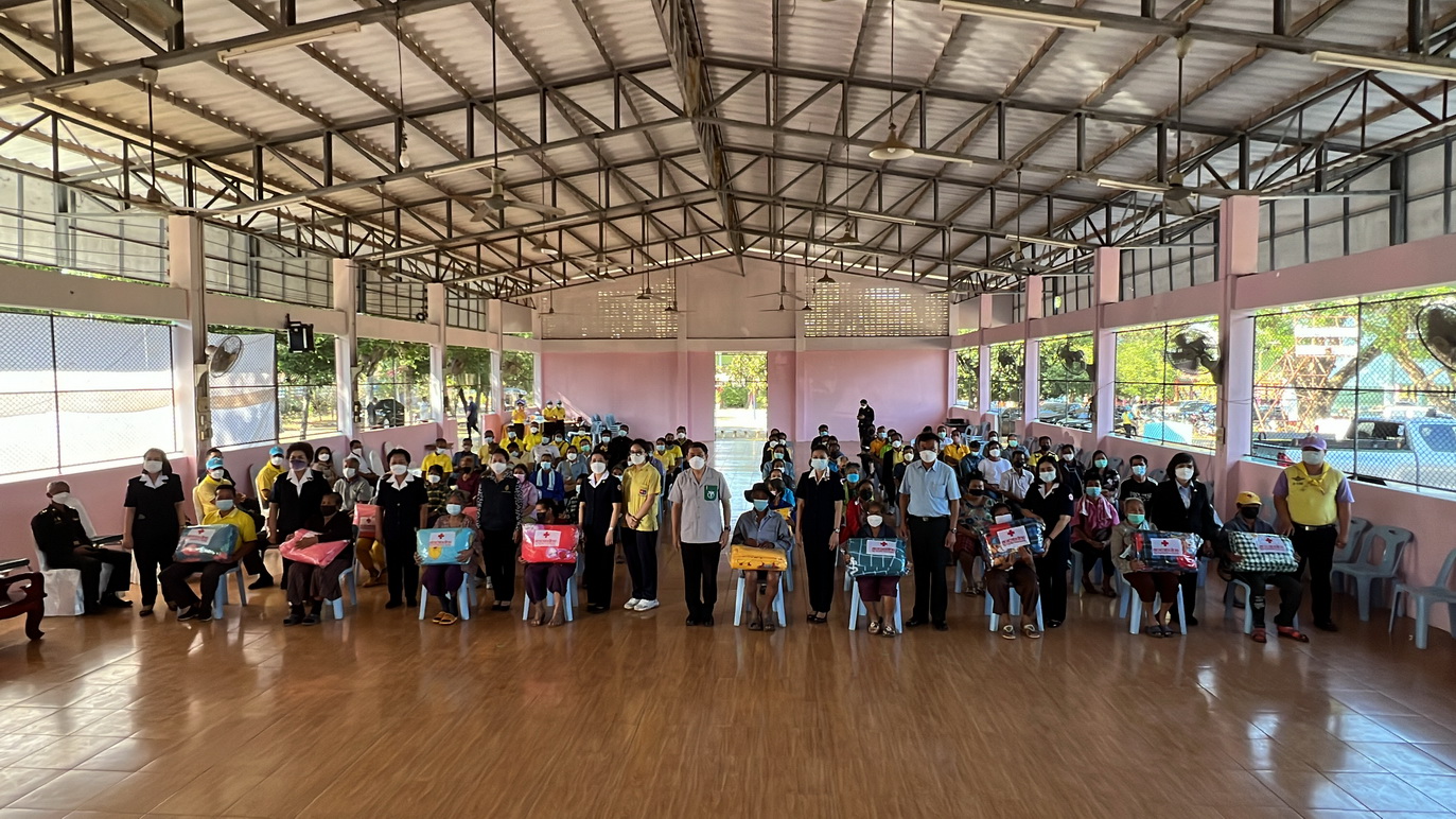 สภากาชาดไทย ร่วมกับเหล่ากาชาดจังหวัดหนองคาย มอบผ้าห่มกันหนาวให้กับประชาชนที่ได้รับผลกระทบจากภัยหนาว 
