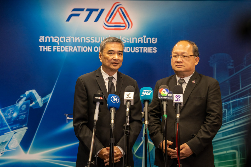 "อภิสิทธิ์"ยิ้มรับโพลหนุนนั่งนายกฯ! ยันไม่ยึดติดตัวเลข มุ่งแข่งกับตัวเอง จี้รัฐบาลเครื่องมือจำกัด-ต้องใช้โมเดล "คนละครึ่ง" ฟื้นฟูประเทศ