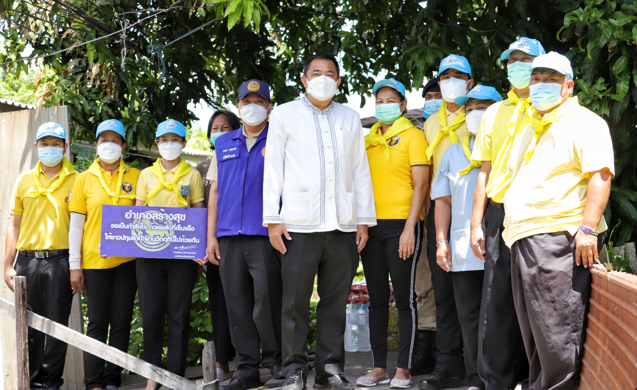 นายอำเภอเมืองปทุมธานีลงพื้นที่ให้กำลังใจผู้ประสบภัยไฟไหม้พร้อมมอบเงินช่วยเหลือเยียวยาเบื้องต้น