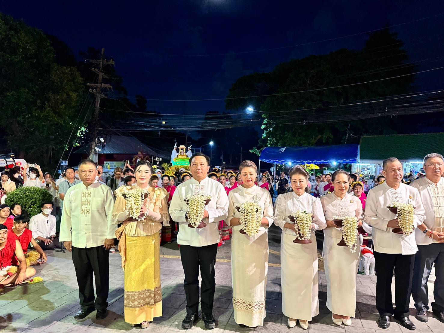 "มาดามหยก" สืบสานประเพณี “ไหว้สาป๋ารมีพระบรมธาตุ ถวายน้ำสรงพระราชทาน