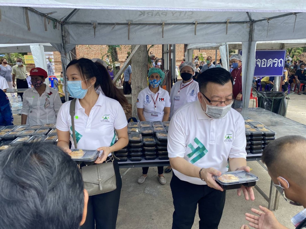 มูลนิธิมิราเคิล ออฟไลฟ์ ร่วมสภาสังคมสงเคราะห์ฯและหลายหน่วยงานร่วมใจสู้โควิด-19 จัดกิจกรรมมอบถุงยังชีพให้ประชาชนในชุมชนวัดสมณโกฏฐาราม 