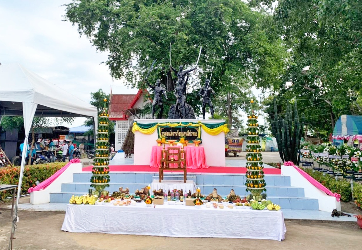 อำเภอแสวงหา จ.อ่างทอง จัดพิธีบวงสรวงและวางพวงมาลา "สดุดีวีรชนคนแสวงหา"