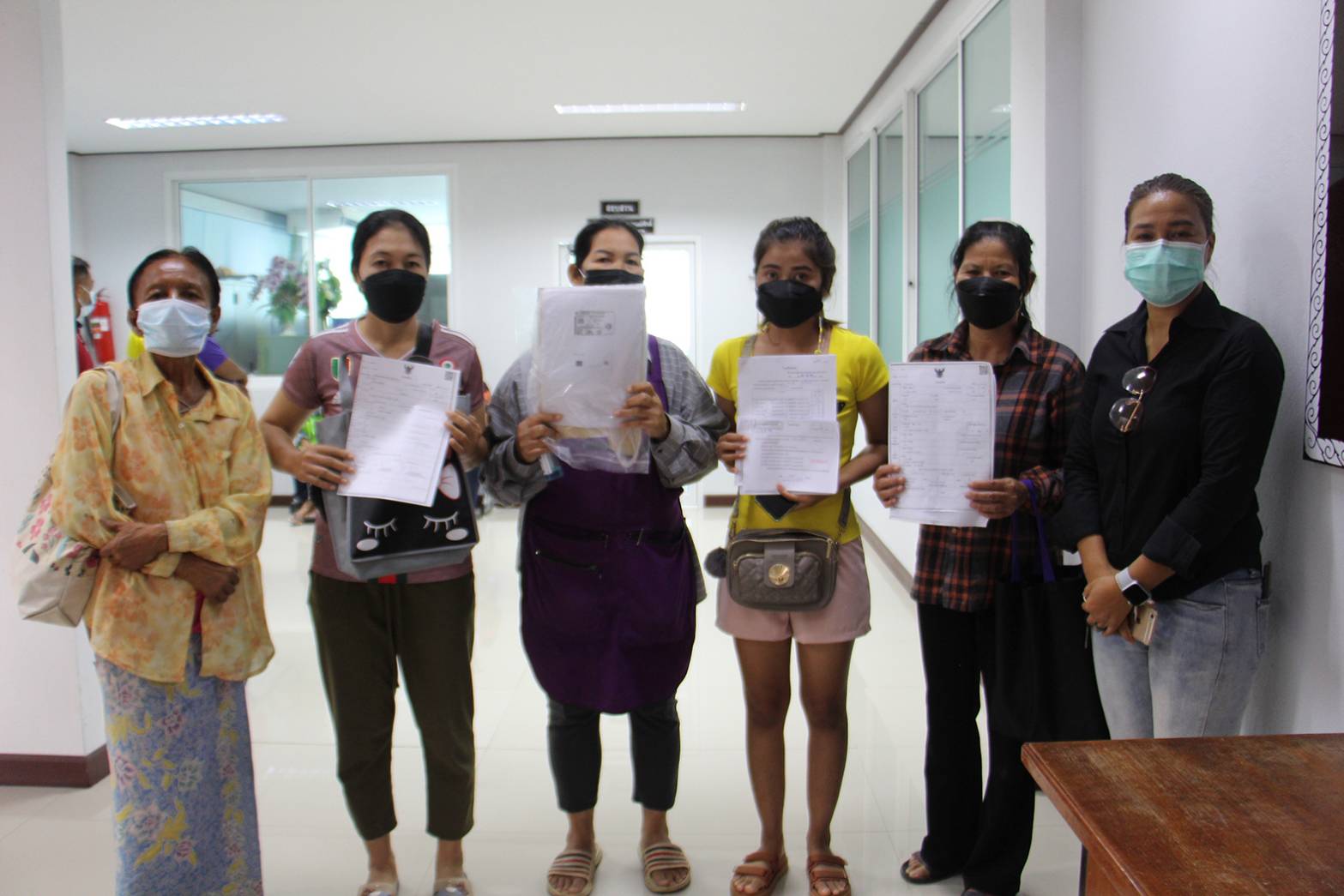  ชาวบ้านเข้าแถวแจ้งความกองทุนสวัสดิการผู้สูงอายุไม่ได้เงินทำศพ  