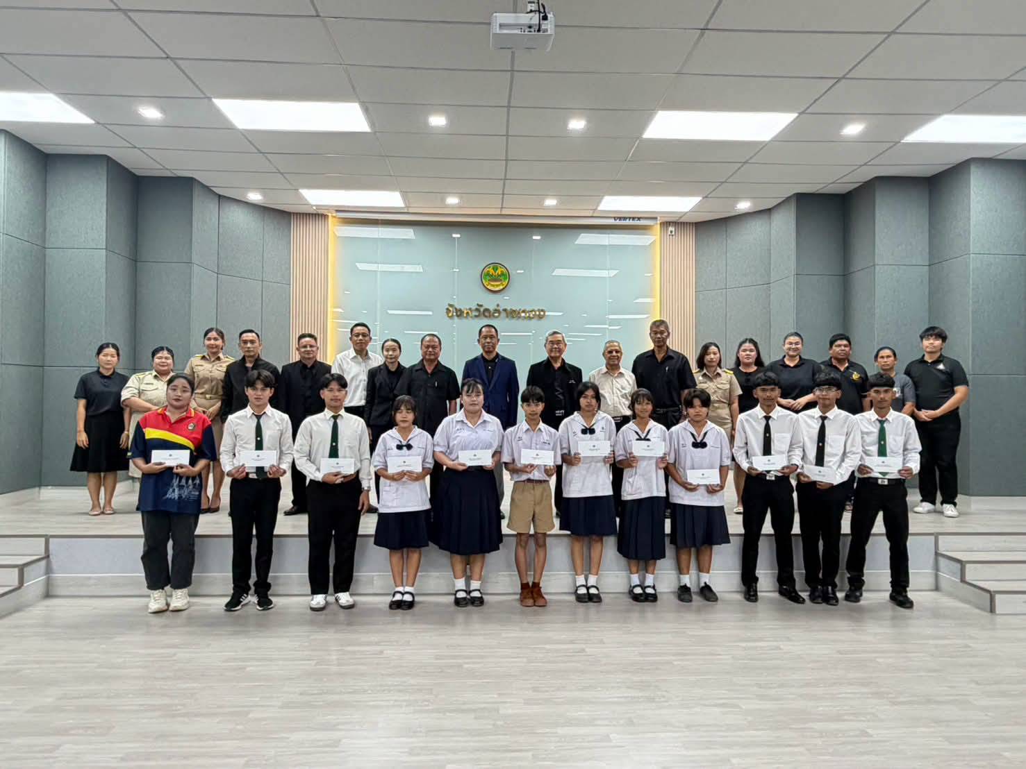 มูลนิธิ “เพื่อการศึกษา 111 ปี เมืองอ่างทอง” มอบทุน 18 ทุน 1.3 แสนบาท หนุนเด็กยากจนได้เรียนต่อ