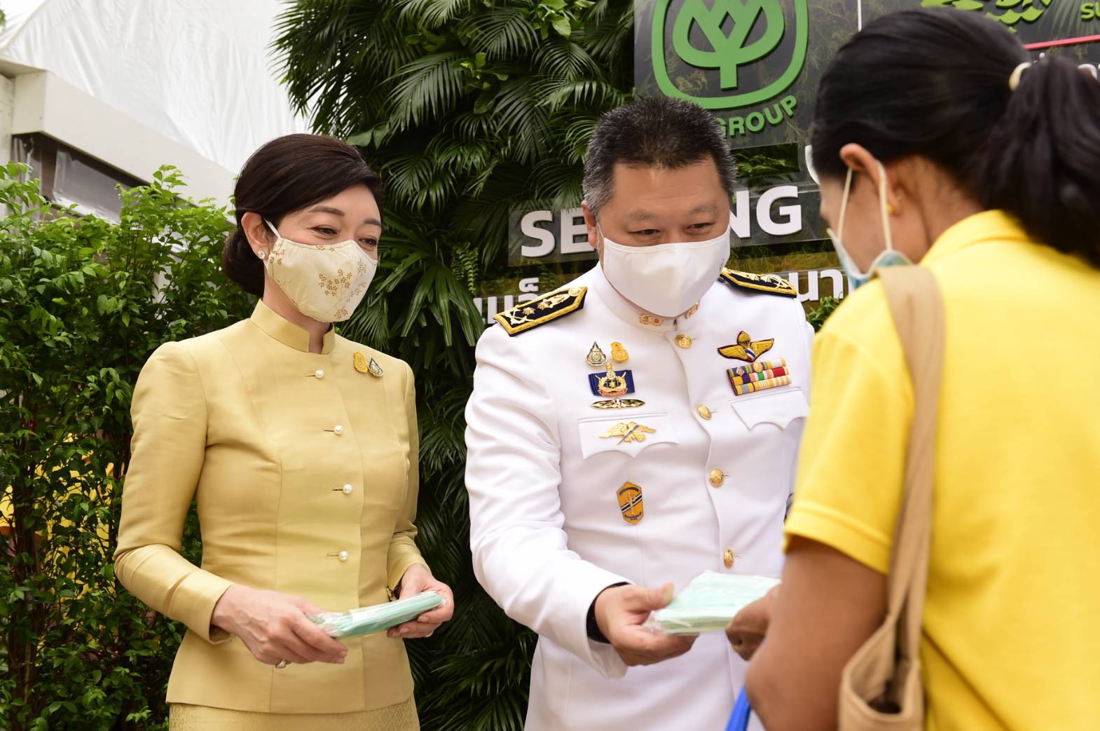 ผู้บริหารเครือซีพีแจกหน้ากากอนามัยฟรีแก่ประชาชนที่ท้องสนามหลวง เฉลิมพระเกียรติในหลวง เนื่องในโอกาสวันเฉลิมพระชนมพรรษา 68 พรรษา