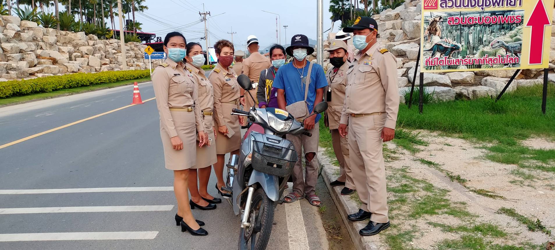 สัตหีบบูรณาการตั้งจุดตรวจจุดสกัดป้องกันอาชญากรรมและคัดกรองโควิด 