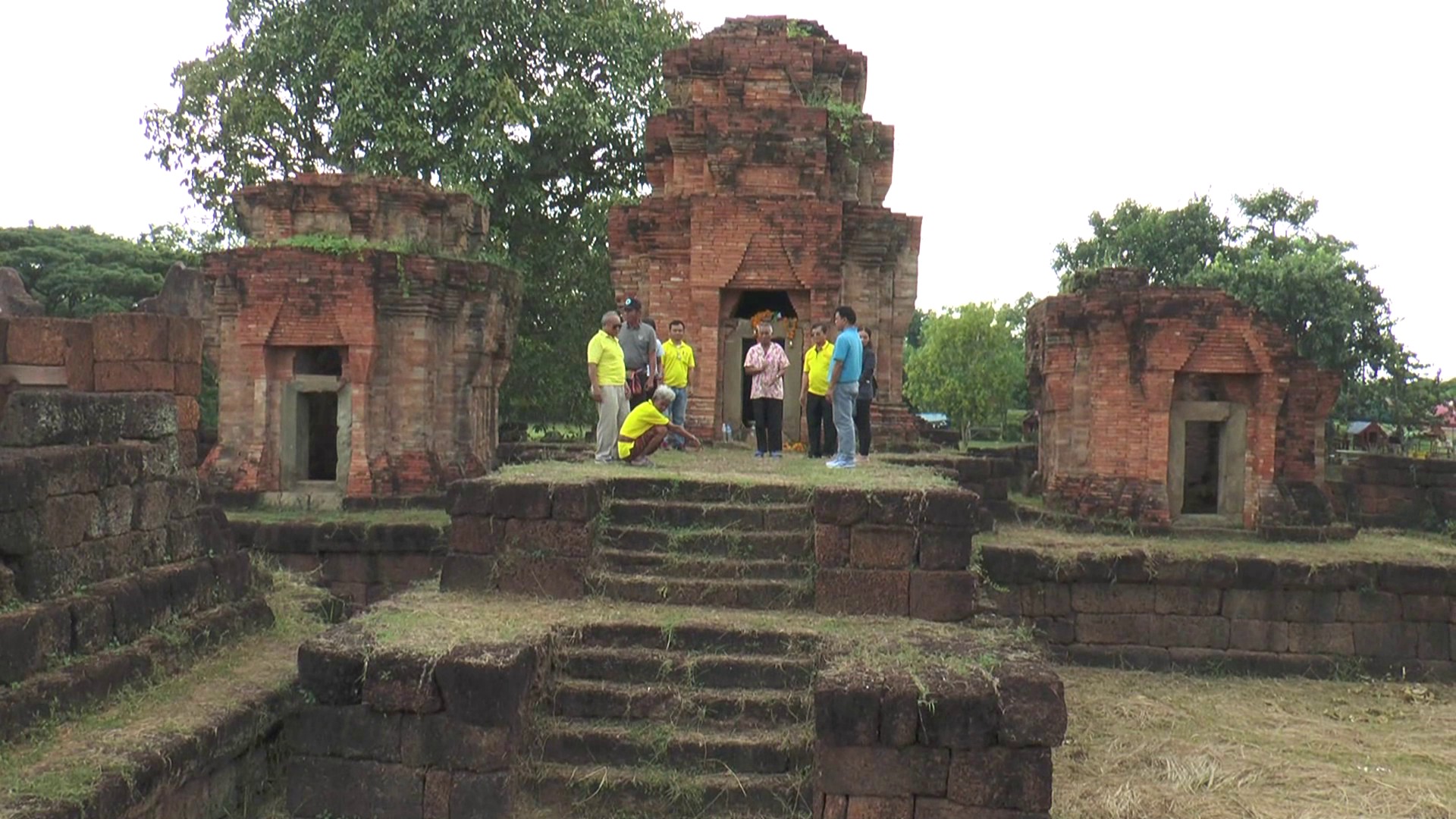 ชาวโนนดินแดงเรียกร้องนำทับหลังของจริงคืนปราสาทหนองหงส์