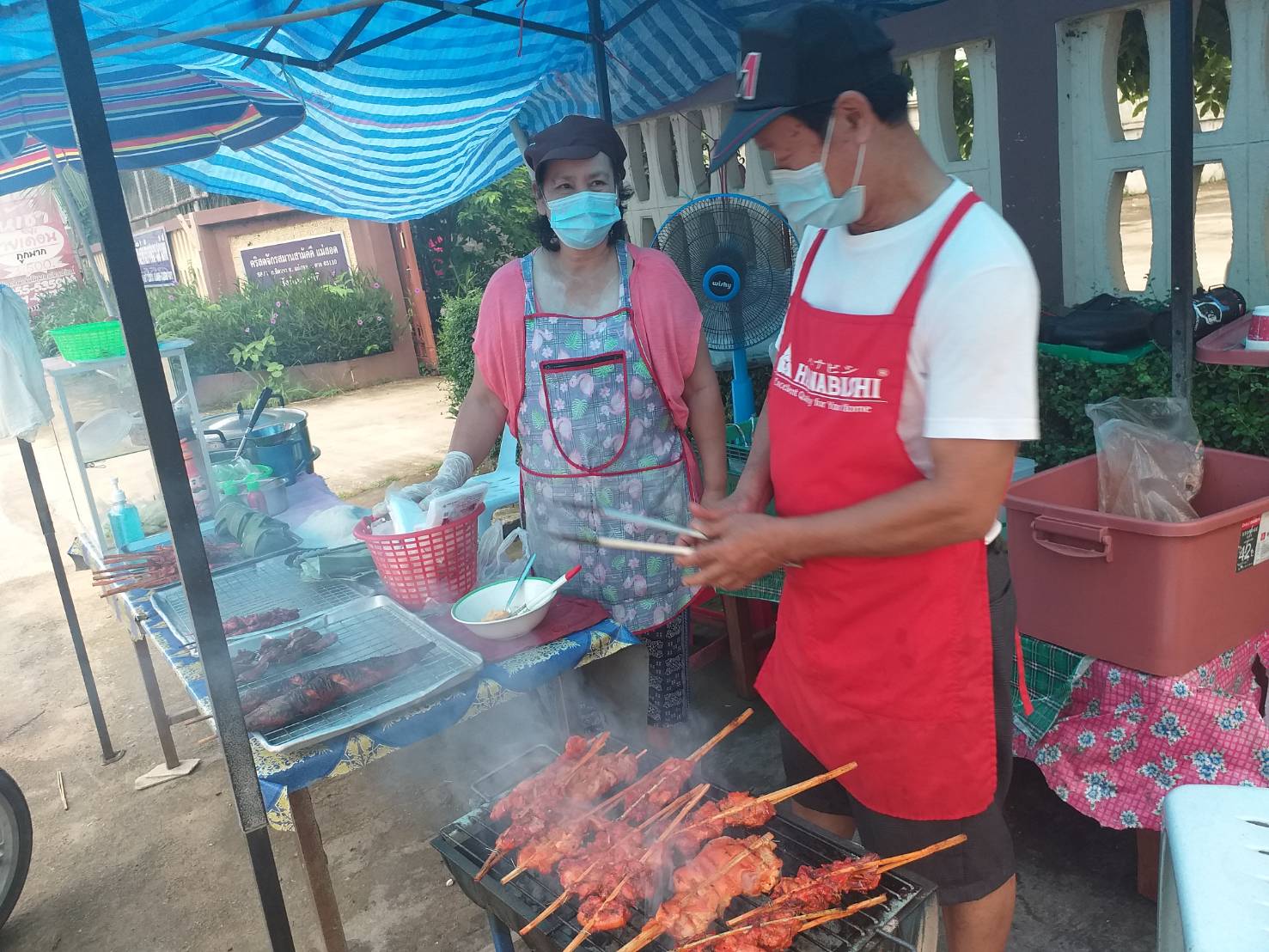 เส้นทางคนสู้ชีวิต “ลุงนึก- ป้าอ้วน” ผันตัวเองจากขับแท็กซี่มา “ปิ้งไก่ขายโจ๊ก”