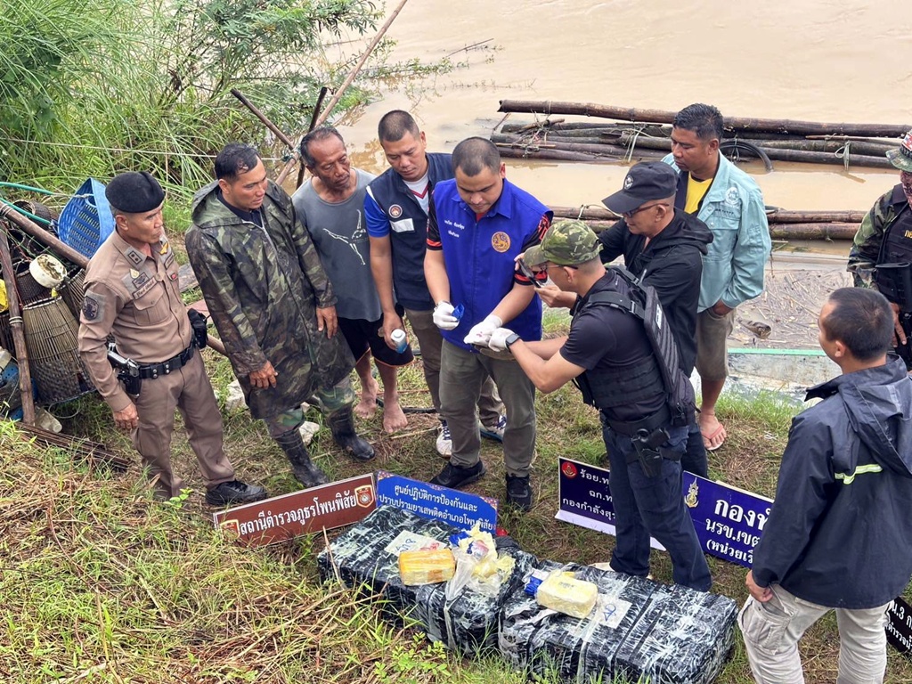 ศป.ปส.อ.โพนพิสัย บูรณาการตรวจยึดยาบ้า ไหลน้ำมา 2 กระสอบ 800,000  เม็ด