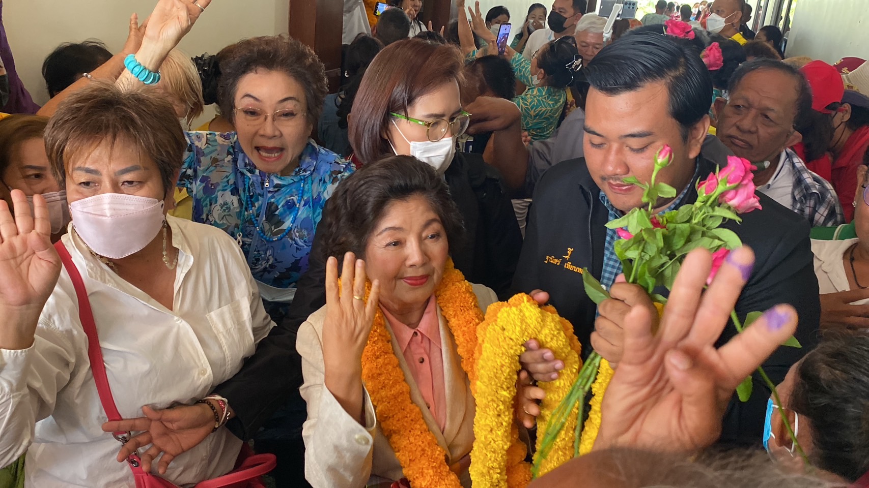 เปิดรับสมัครสส.เขต"สระแก้ว"วันแรก​ ตระกูล"เทียนทอง" ได้เบอร์แรกๆ ลั่นพร้อมหาเสียงทันที กองเชียร์แห่ให้กำลังใจคึกคัก