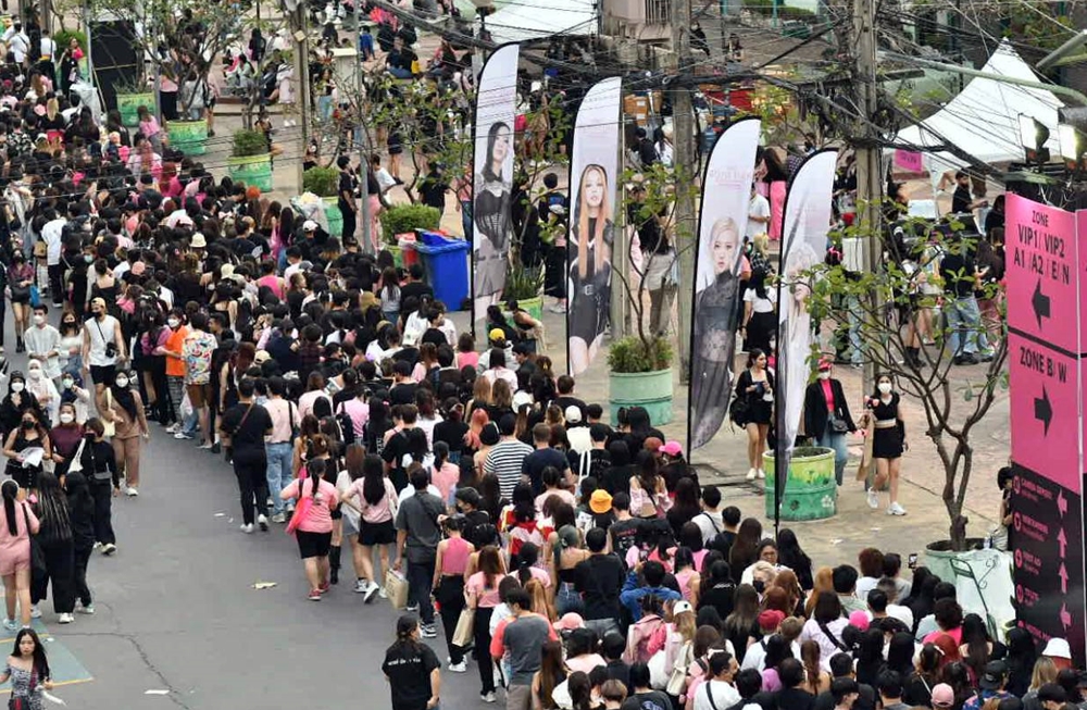 สุดคึกคัก!! แฟนคลับ "4 สาว BLACKPINK" แห่ร่วมชมคอนเสิร์ต BLACKPINK WORLD TOUR [BORN PINK] BANGKOK