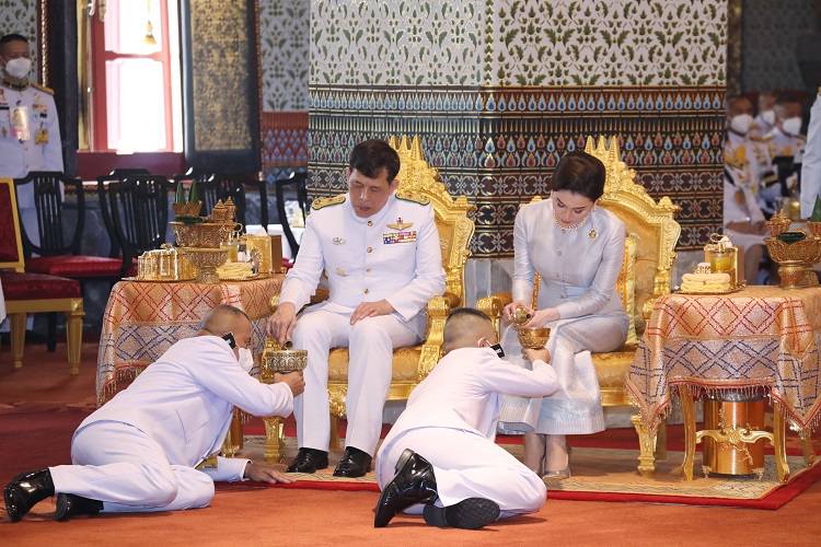 “ในหลวง-พระราชินี” เสด็จฯ ทรงบำเพ็ญพระราชกุศลในการพระราชพิธีสงกรานต์