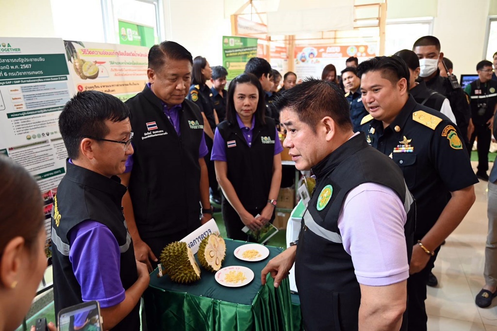 "รมว.ธรรมนัส" ลงพื้นที่จันทบุรี มอบนโยบายส่งออกผลไม้ ย้ำรักษาคุณภาพมาตรฐานทุเรียนส่งออก