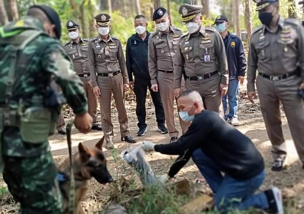 "บิ๊กใหม่" ลุยตรวจเส้นทางคนร้ายปล้นร้านทองพบพระใช้หลบหนี ทิ้งรถริมชายแดน คาดหนีกบดานเมียนมาแล้ว