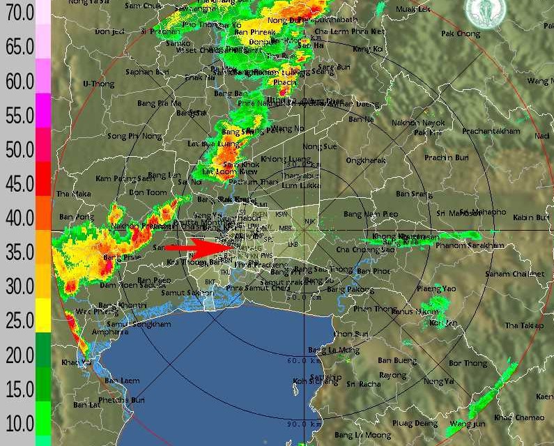ฝนมาแล้ว! เรียงแถวหน้ากระดานเตรียมเข้าฝั่งธนฯ 