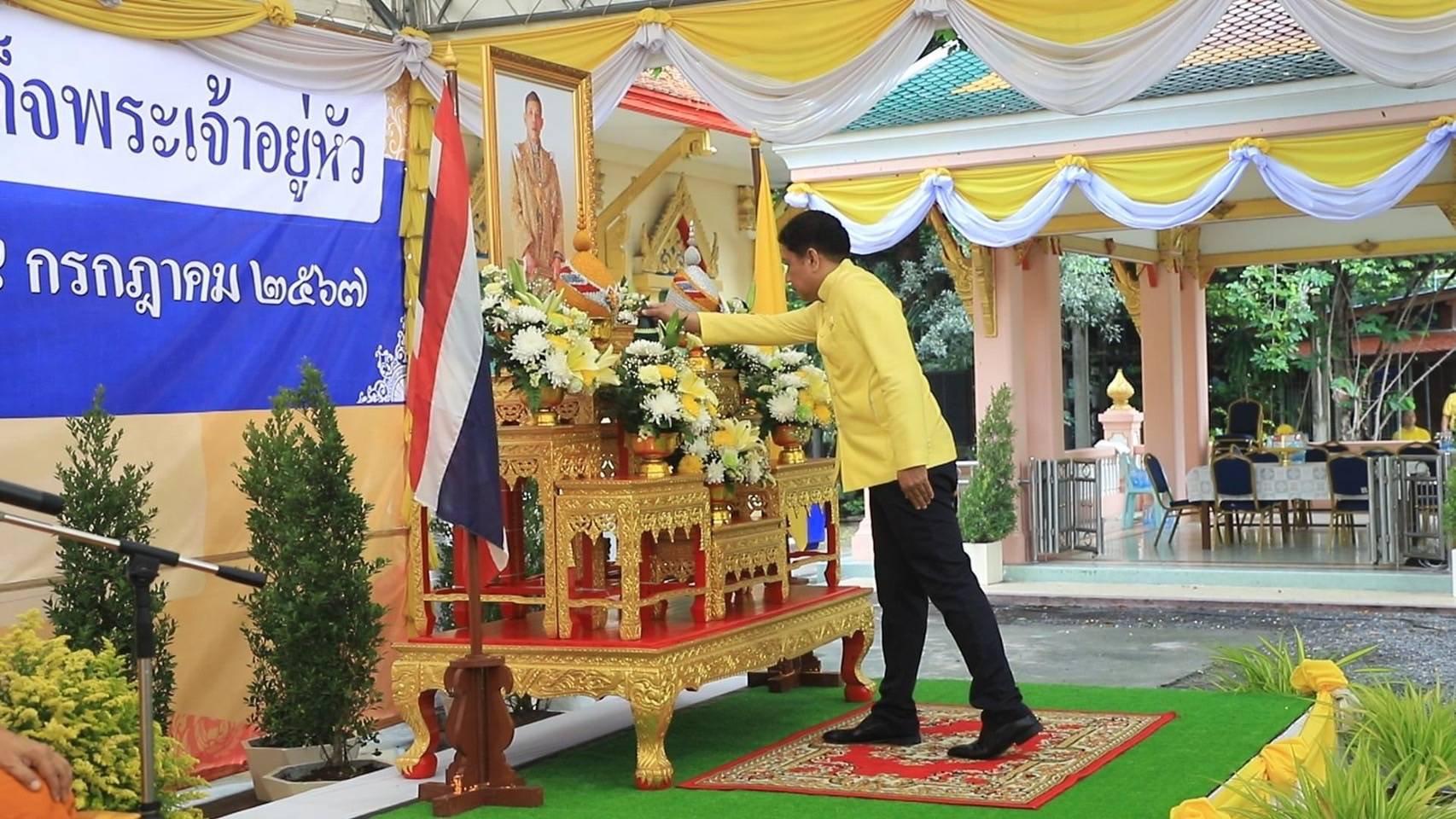 ลพบุรี ประกอบพิธีทำบุญตักบาตร พระสงฆ์ในโครงการบรรพชาอุปสมบท เฉลิมพระเกียรติในหลวง