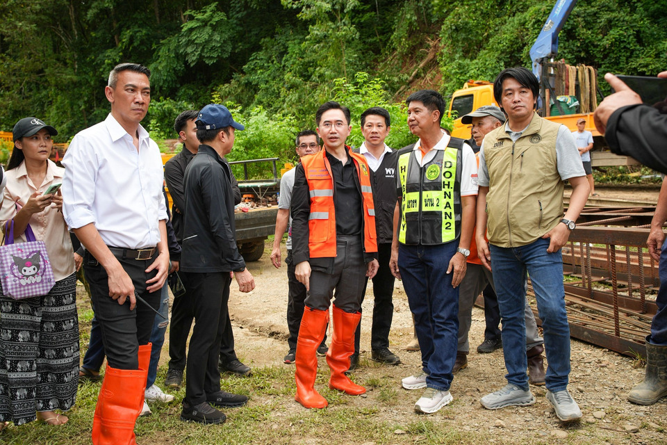 “ยศชนัน” ปักหลักน่านต่อวันที่ 4 ลุยปัวฟื้นฟูน้ำท่วม เร่งสะพานแบริ่งช่วยชาวบ้านถูกตัดขาด 4 วัน