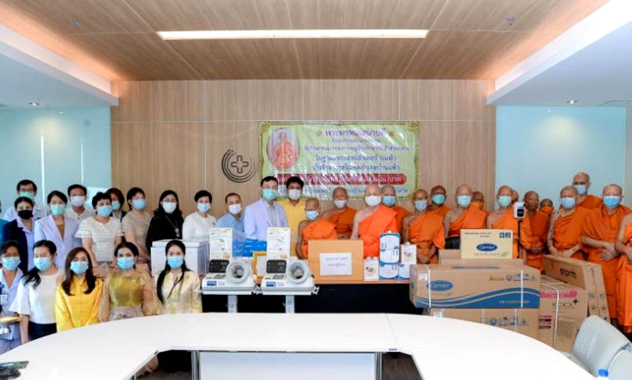"พระพรหมเสนาบดี" เจ้าอาวาสวัดปทุมคงคา นำคณะมอบอุปกรณ์ทางการแพทย์ รพ.บ้านแพ้ว