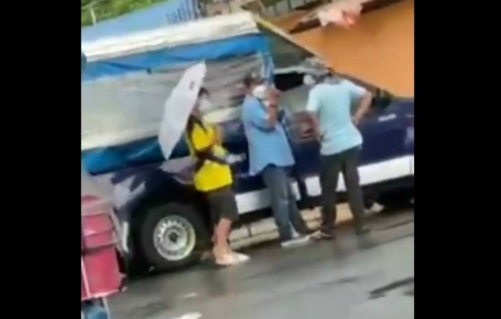 แชร์คลิปว่อน สองแถวพัทยาสีน้ำเงินกับรถขาวต่อยกันเอง