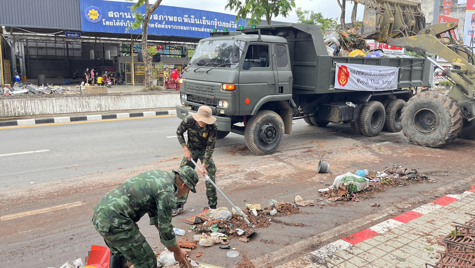 กองทัพบก ส่งทหารช่างกองพลพัฒนาที่ 4 ลงพื้นที่หาดใหญ่ เร่งฟื้นฟูทันทีหลังระดับน้ำลด