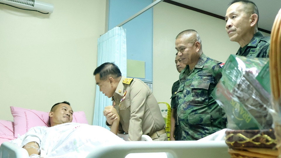 “บิ๊กเล็ก” เยี่ยมทหารช่างเหยียบทุ่นระเบิด ย้ำรัฐบาล–กองทัพดูแลเต็มที่ ไม่ทอดทิ้งกำลังพล