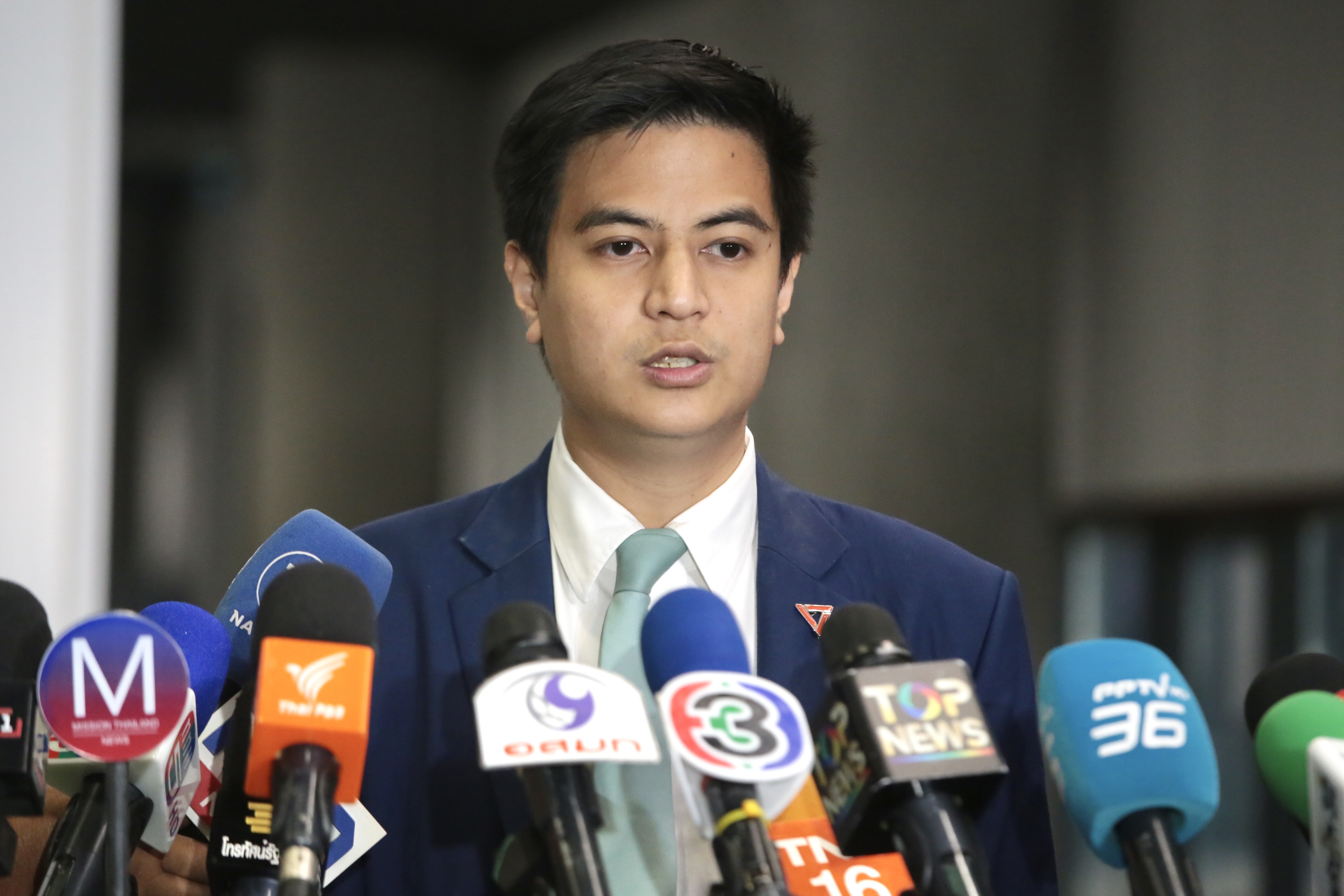 "พริษฐ์" หวังกมธ.ร่วมฯ ไม่ควรลากยาว  ชี้ทางออกได้ "รธน.ฉบับใหม่"  ทันเลือกตั้งหน้า ต้องใช้ "ประชามติ 2 ครั้ง"