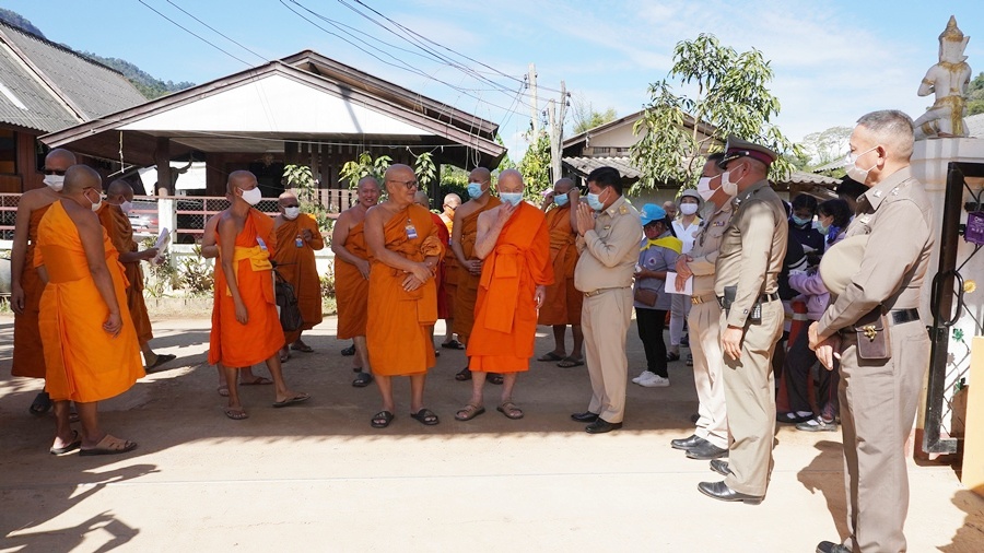 ชาวไทยใหญ่พากันรักษาศีลห้า