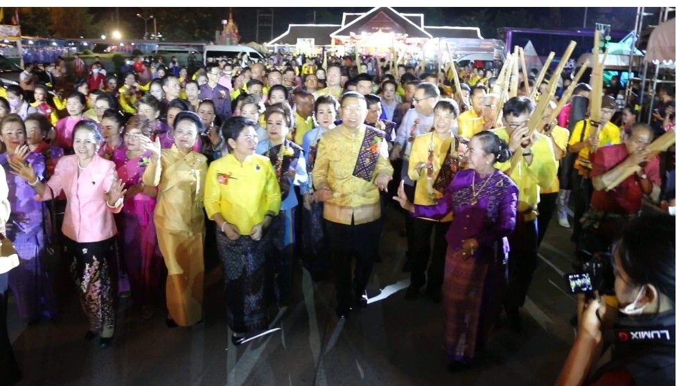 เปิดแล้ว เทศกาลไหมนานาชาติ ประเพณีผูกเสี่ยวและงานกาชาดจ.ขอนแก่นประจำปี 2563 ด้วยคลื่นมนุษย์ในชุดผ้าไหม 