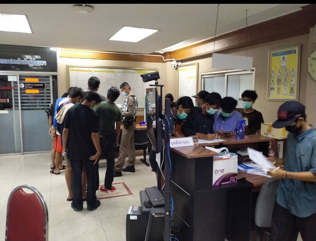 จนท.ฝ่ายปกครอง ลงพื้นที่ตรวจสอบวัยรุ่นมั่วสุม ย่านพระสมุทรเจดีย์