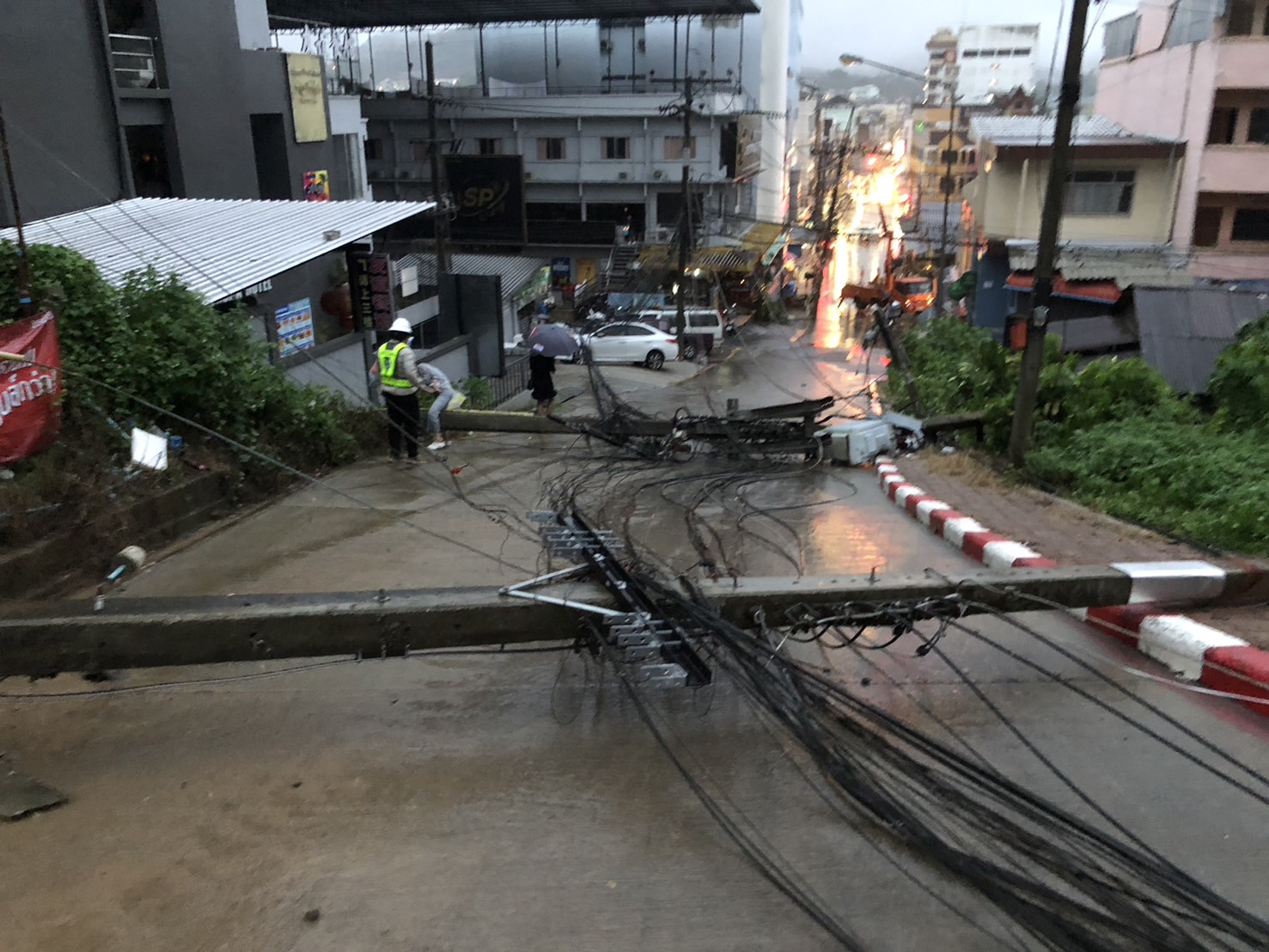 เบตง ฝนตกหนักต่อเนื่อง ทำต้นไม้ใหญ่หักโค่นเตือนพื้นที่เสี่ยงเฝ้าระวังน้ำป่าไหลหลากและดินโคลนถล่ม
