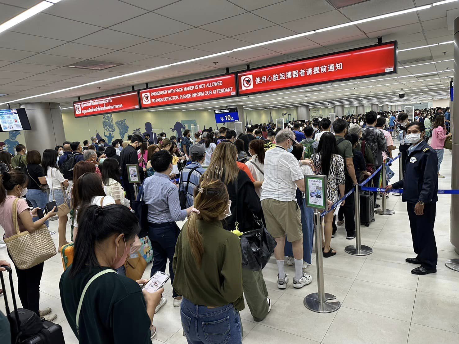 แจงปมดราม่าผู้โดยสารแออัด สนามบินดอนเมืองยอมรับหนาแน่นช่วงพีค เร่งระบายใช้เวลา 14.5 นาที 