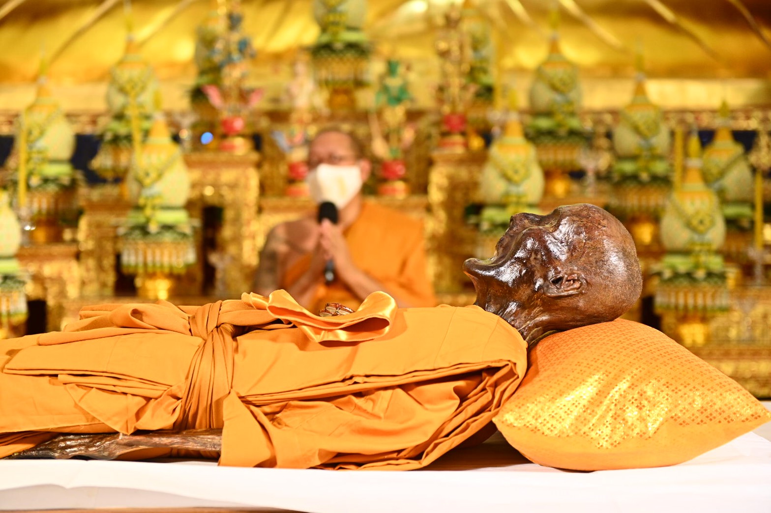 ละสังขาร 15 ปี 'หลวงพ่อพูล' เกจิดังนครปฐม สรีระสังขาร เปลี่ยนเป็นสีทอง