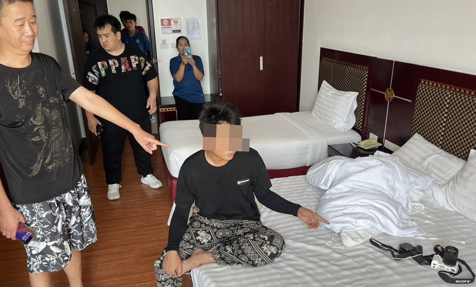 รวบหนุ่มเมียนมาลักกล้อง 4.59 แสน ตำรวจนาจอมเทียนตามถึงโรงแรม พบของกลางคาห้อง