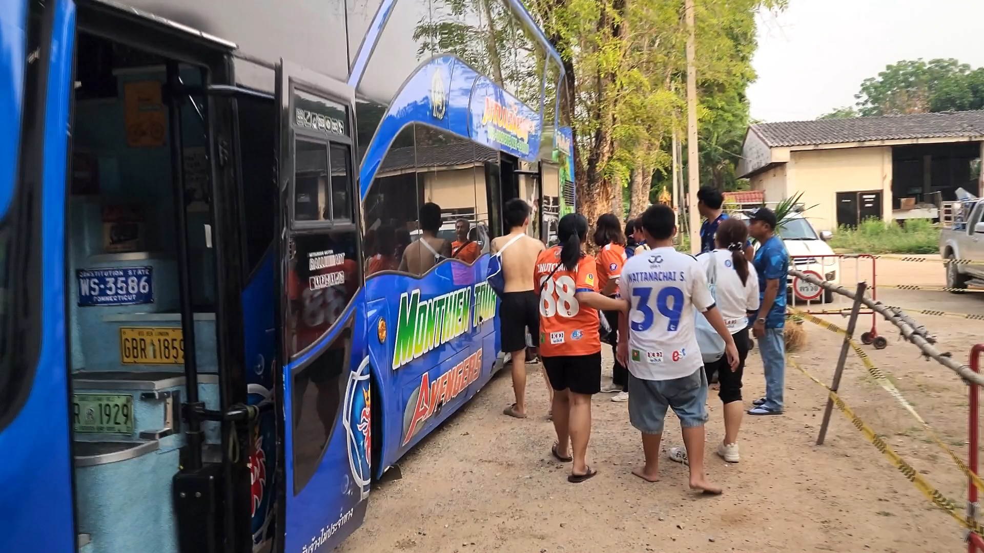 บัสกองเชียร์ทีมนครปฐมยูไนเต็ดประสบอุบัติเหตุเจ็บ19  ทำแผลเสร็จไปต่อขอเชียร์ทีมที่รัก